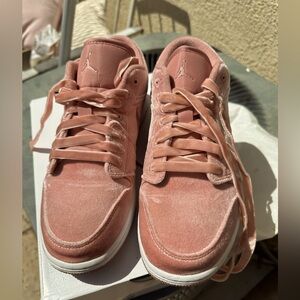 Jordan 1 SE Velvet Sneakers